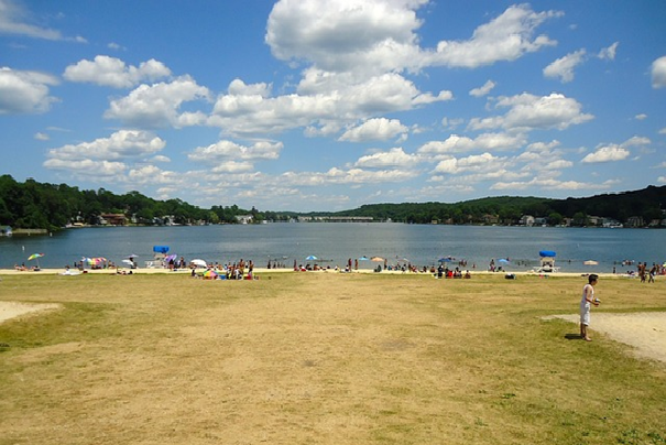 Beach by New Jersey lake showing why New Jersey real estate market becomes popular